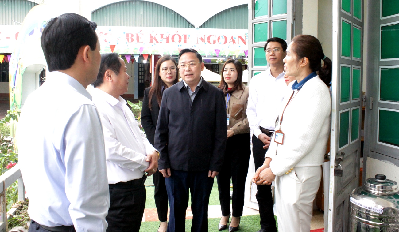 ... thăm trường Mầm non xã Trung Đồng.